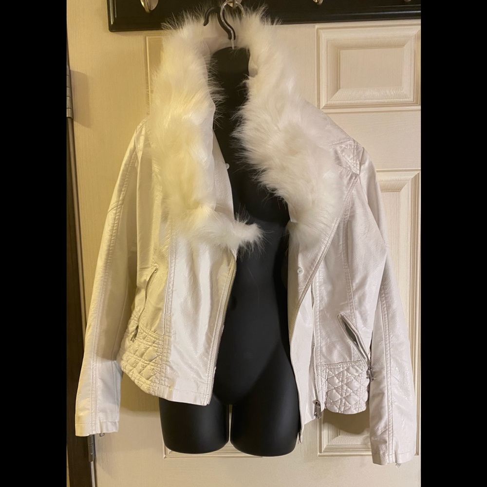 New White faux leather jacket with detachable fur collar